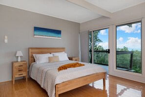 3 bedrooms, free WiFi, bed sheets - Serene ocean & harbour views (Taranganba)