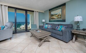 Condo, 3 quartos | Área de estar