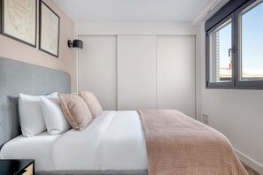 2 habitaciones, tabla de planchar con plancha, wifi y ropa de cama