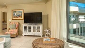 Condo, 2 Bedrooms | Living area