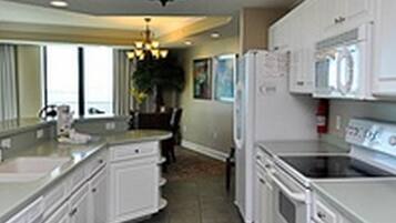 Condo, 3 Bedrooms | Private kitchen | Fridge, oven, coffee/tea maker