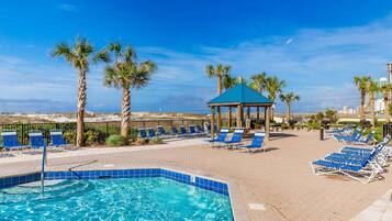 Una piscina techada, una piscina al aire libre