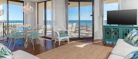 コンドミニアム 3 ベッドルーム | リビング エリア