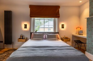 1 bedroom, desk, WiFi, bed sheets