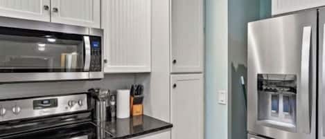 Wasserkocher mit Kaffee-/Teezubehör, Kühlschrank, Mikrowelle, Ofen