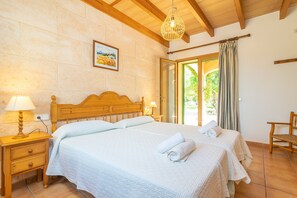 4 makuuhuonetta, silitysrauta/-lauta, ilmainen Wi-Fi, vuodevaatteet