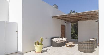 ES LLIRI BLANC - Wonderful house with views of the countryside and free WiFi.
