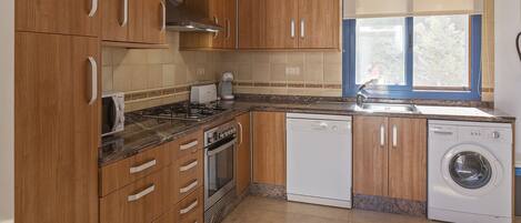 Kjøleskap, mikrobølgeovn, ovn og kokeplater