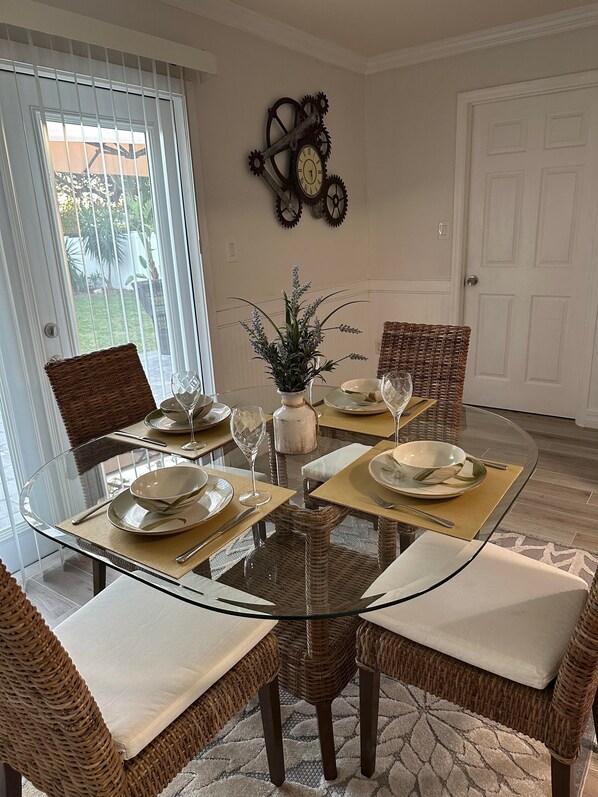 Dining - A cozy two bedroom beach house. (Naples)