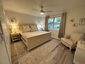 2 bedrooms, iron/ironing board, free WiFi, bed sheets - A cozy two bedroom beach house. (Naples)
