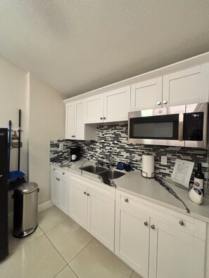 冷蔵庫、電子レンジ、コンロ、コーヒー / ティーメーカー