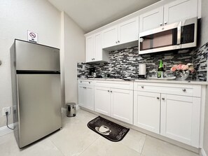 Fridge, microwave, stovetop, coffee/tea maker - Pyramid Studio w/internet and parking free (Tampa)