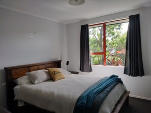 3 bedrooms, iron/ironing board, WiFi, bed sheets - Terrific in Tahuna (Nelson)