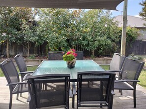 Outdoor dining - Terrific in Tahuna (Nelson)