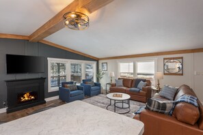 Smart TV, fireplace, books - Rhinelander Home on Wisconsin River- Dog Friendly and family Friendly! (Rhinelander)