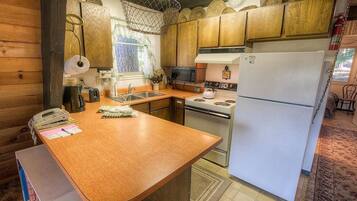 House, 3 Bedrooms | Private kitchen