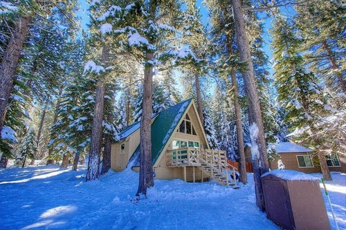 Lodgepole Chalet 3 Bedroom Home by RedAwning