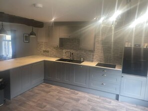 Fridge, microwave, oven, stovetop - Cosy Apartment above Village Pub (Buxton)