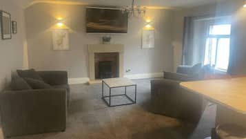 TV, fireplace