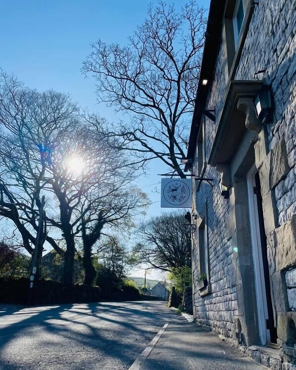 Exterior - Cosy Apartment above Village Pub (Buxton)