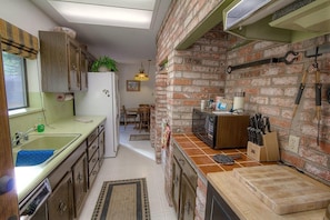 House, 3 Bedrooms | Private kitchen