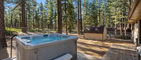 House, 3 Bedrooms | Outdoor spa tub