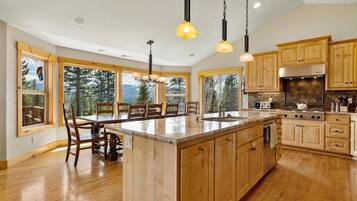 House, 5 Bedrooms | Private kitchen