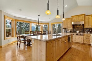 House, 5 Bedrooms | Private kitchen | Fridge, coffee/tea maker, toaster