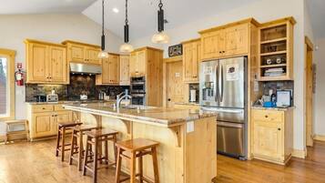 House, 5 Bedrooms | Private kitchen