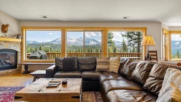 House, 5 Bedrooms | Living area