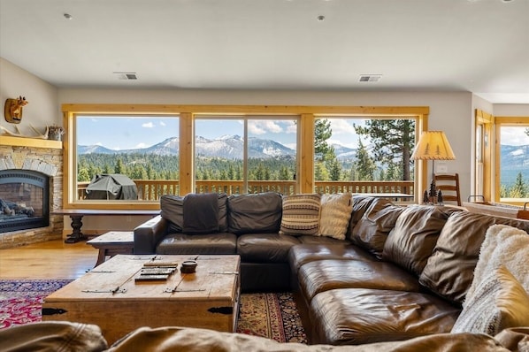 House, 5 Bedrooms | Living area