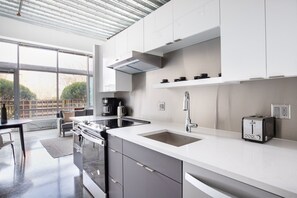 Réfrigérateur, micro-ondes, four, lave-vaisselle