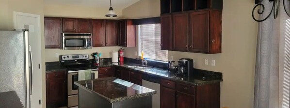 Fridge, microwave, oven, stovetop - Gated family-friendly 3 beds near big events venues (Phoenix)