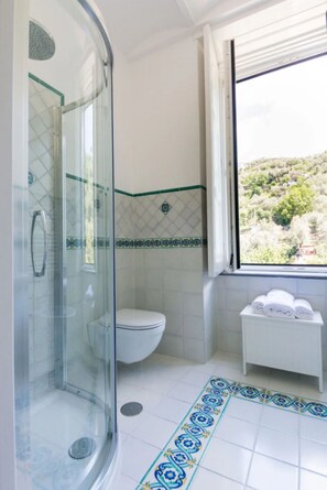 Dusche, Haartrockner, Bidet, Handtücher