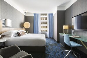 1 dormitorio, escritorio, tabla de planchar con plancha y cuna de viaje