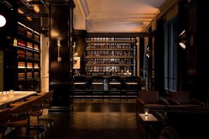 Bar (on property) - 1-Bedroom Suite at a 4.5⭐️ Hotel (Chicago)