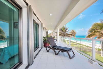 12 guests Beachfront Villa Breakfast included, one of the best beaches in Cancún