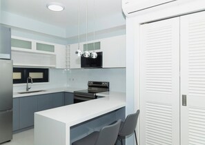 Kühlschrank, Mikrowelle, Ofen, Herdplatte