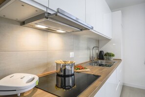 Refrigerador, microondas, horno, placa de cocina