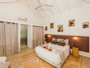 4 soverom, safe på rommet, skrivebord og reiseseng for barn