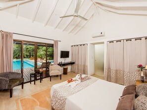 4 Schlafzimmer, Zimmersafe, Schreibtisch, Reisekinderbett