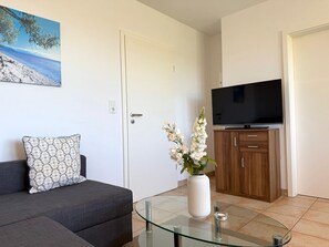 TV, ping pong, stereo - Haus Waldbad FeWo 1 - Comfortable 3 room apartment close to the beach - Haus am Waldbad (Cuxhaven)