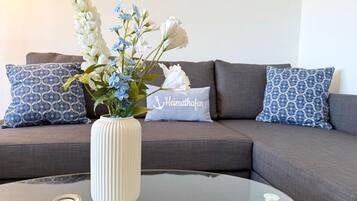 Fernseher, Tischtennisplatte, Stereoanlage