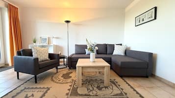 Una televisión, una mesa de tenis de mesa