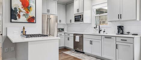 Kühlschrank, Mikrowelle, Ofen, Herdplatte