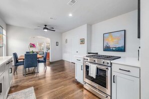 Fridge, microwave, oven, stovetop - Cozy Unit + Minutes to Downtown - Ivory II (Austin)