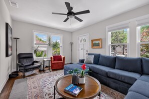 Smart TV - Cozy Unit + Minutes to Downtown - Ivory II (Austin)