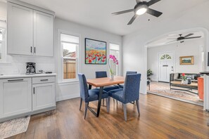 Dining - Cozy Unit + Minutes to Downtown - Ivory II (Austin)