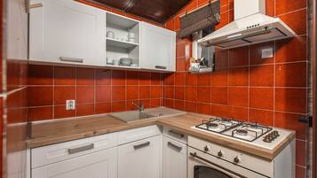 Refrigerador, horno, parrilla de estufa y cafetera y tetera
