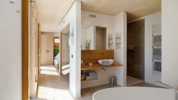 Baignoire, articles de toilette gratuits, sĂšche-cheveux, peignoirs